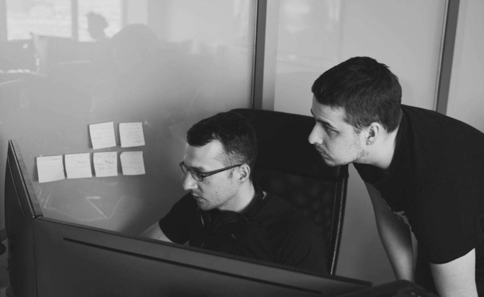 Equipo de profesionales trabajando en oficina moderna con tecnología avanzada