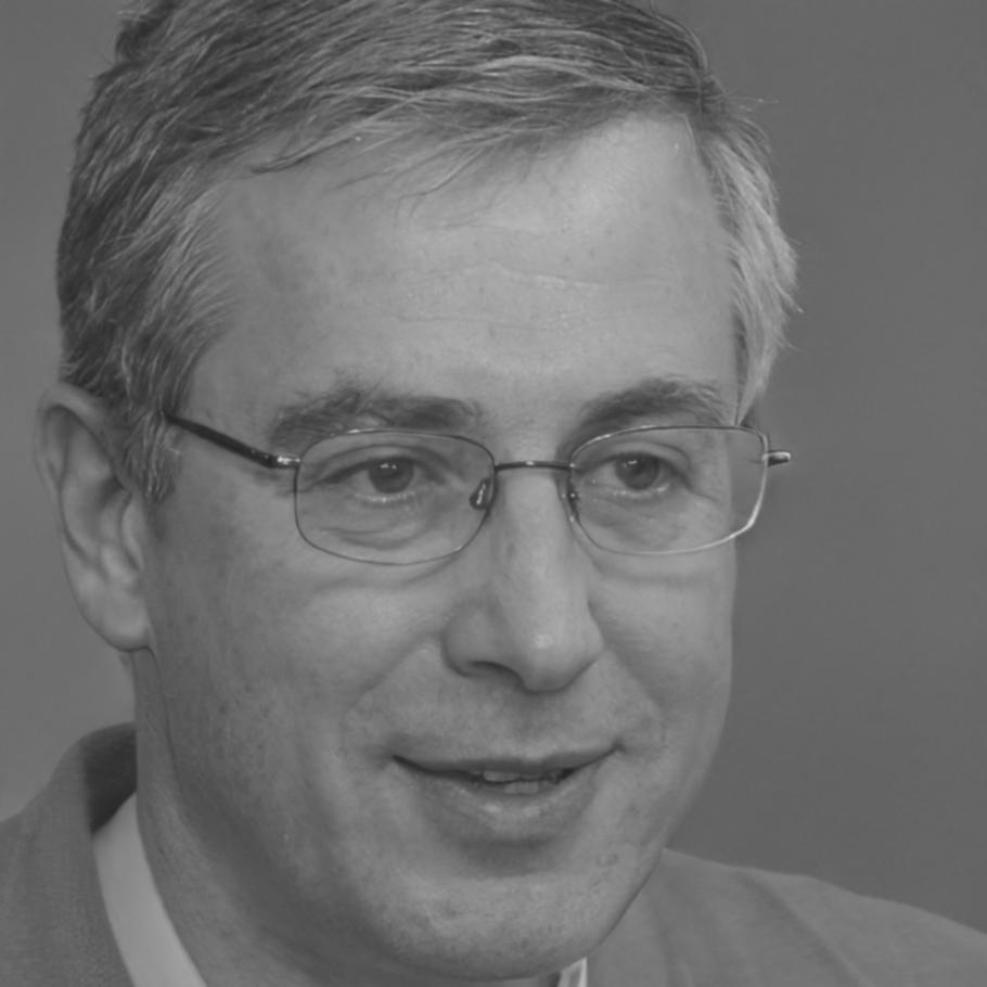 Retrato profesional de Carlos Mendoza